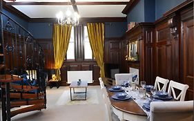 The Old Brewery Boardroom - Winchester City Centre - Unique Property - Free Parking - Sleeps 6 - By Xplus Stays